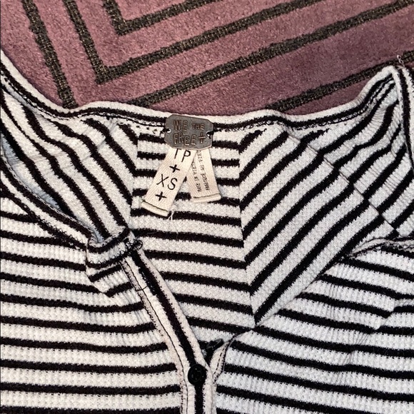 Super cute cropped long sleeve free people top - Picture 2 of 3